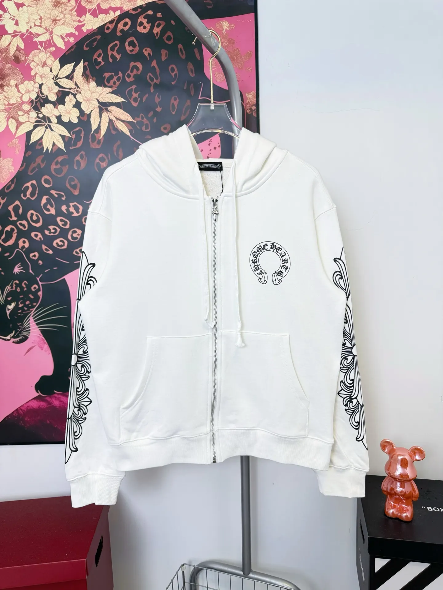 P290 (newly added in white) Chrome Hearts Miami Limited Horseshoe Hooded Jacket, the same style as ChromeHearts counters. Made of 430g double-ply double yarn pure cotton terry fabric. The original custom hardware zippers are restored in place. The handle is very textured. It is three-dimensional and atmospheric. It is easy to wear in autumn. It is simple and elegant. It adopts the os version. The upper body effect is very good. Suitable for all body types. Soft and comfortable. CH letter offset printing on the front ➕ Horseshoe Sanskrit offset printing on the back. Small mark on the hem. Machine washable, no fading, no deformation, complete accessories, original mold opening, perfect restoration of zp 2:1, same style for men and women, versatile, no choice, size s m l xl color black white